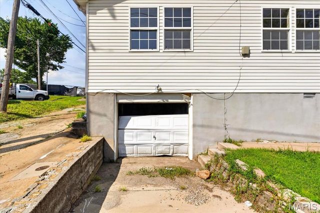 945 Regina Avenue, St Louis, MO 63125