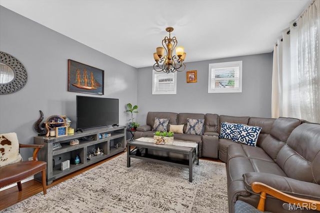 945 Regina Avenue, St Louis, MO 63125