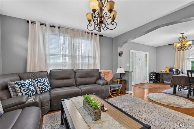 945 Regina Avenue, St Louis, MO 63125