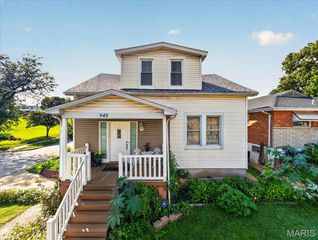 945 Regina Avenue, St Louis, MO 63125