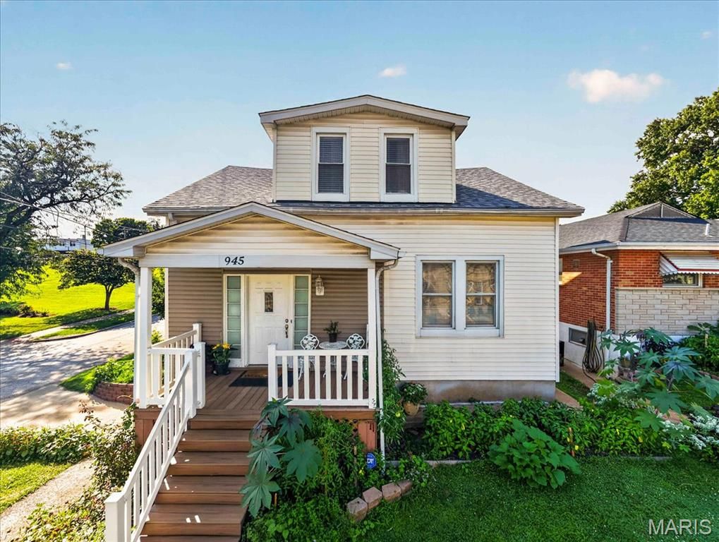 945 Regina Avenue, St Louis, MO 63125