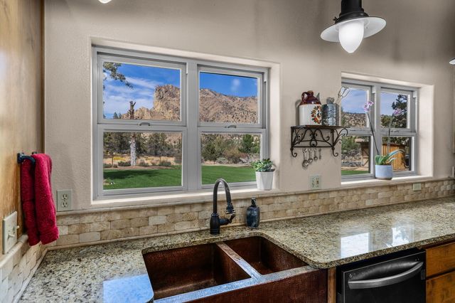 3885 NE Xenolith Street, Terrebonne, OR 97760