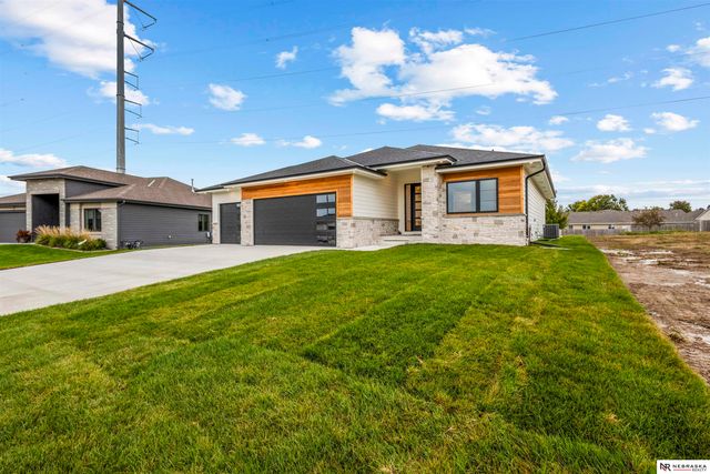 10005 S 180th Avenue Circle, Omaha, NE 68136