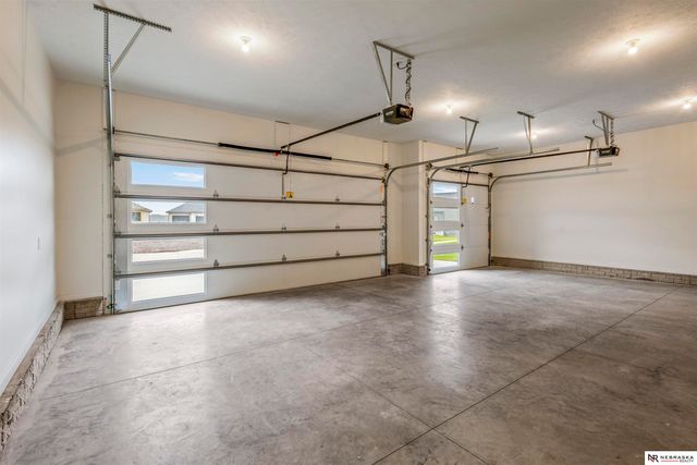 10005 S 180th Avenue Circle, Omaha, NE 68136