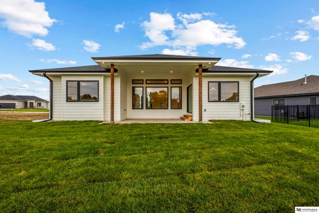 10005 S 180th Avenue Circle, Omaha, NE 68136