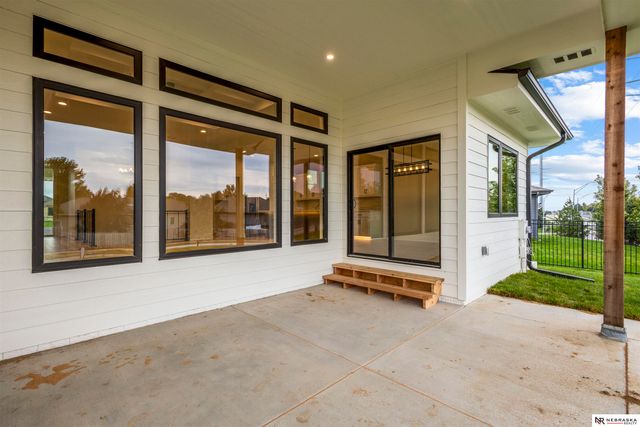 10005 S 180th Avenue Circle, Omaha, NE 68136