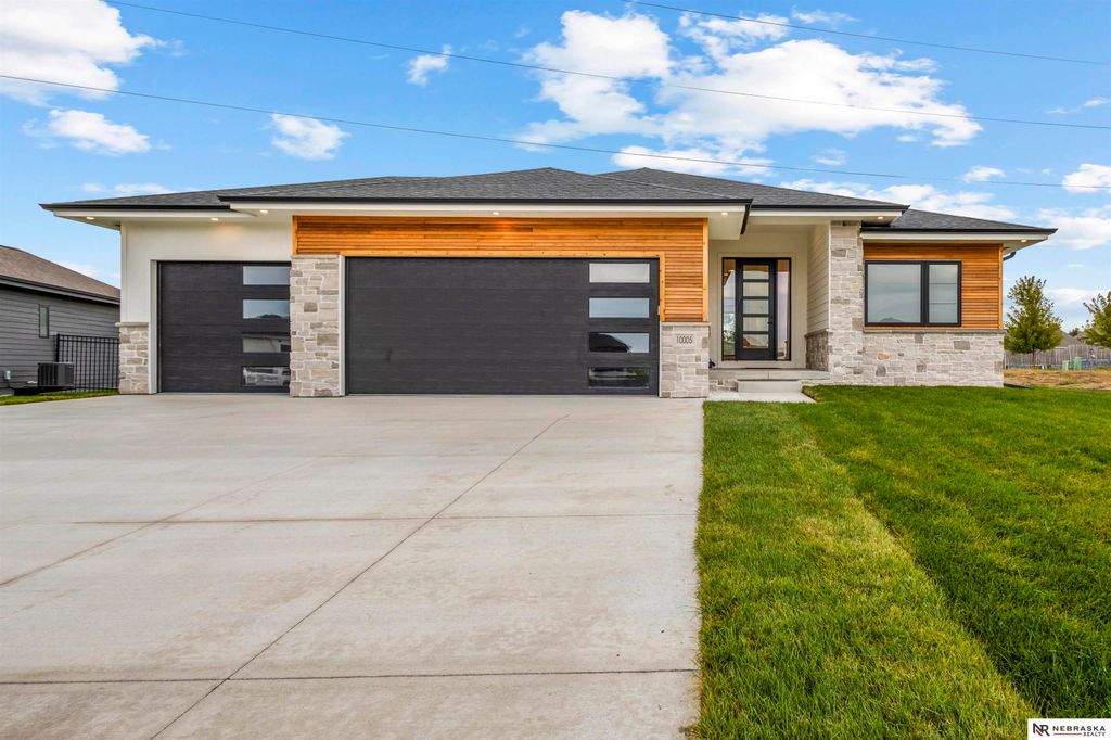 10005 S 180th Avenue Circle, Omaha, NE 68136
