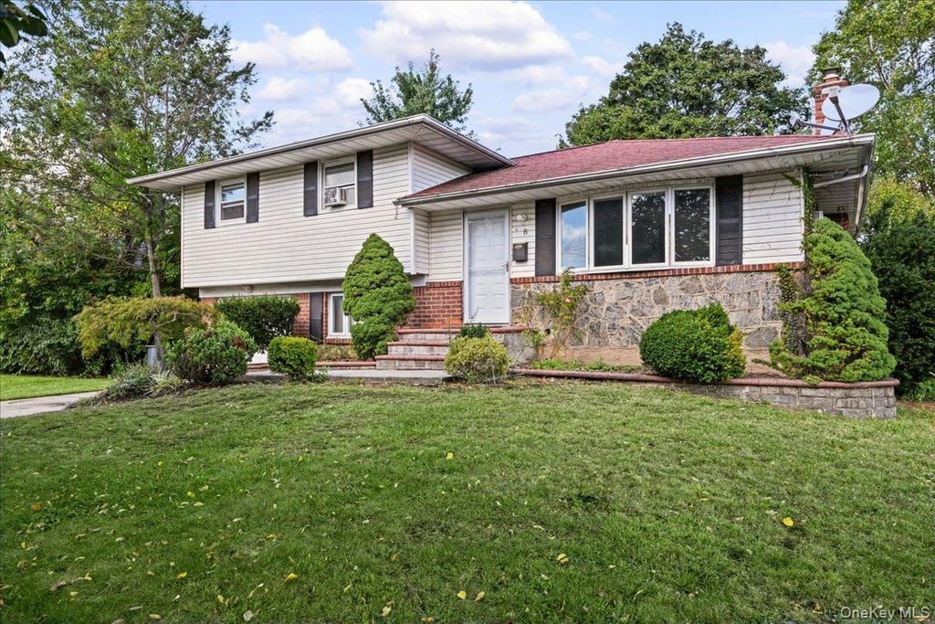 8 Evers Street, Hicksville, NY 11801 — photo 3