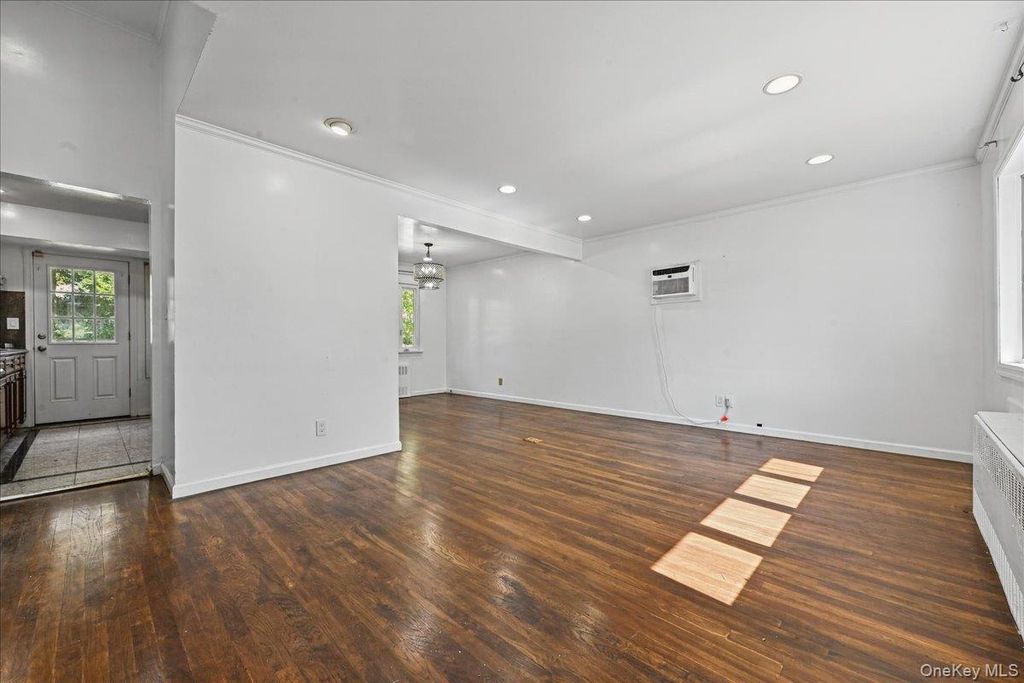 8 Evers Street, Hicksville, NY 11801 — photo 4
