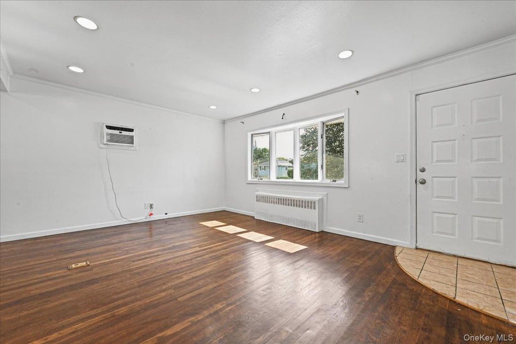 8 Evers Street, Hicksville, NY 11801 — photo 5