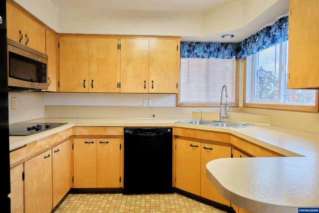 1992 Summit Av NW, Salem, OR 97304