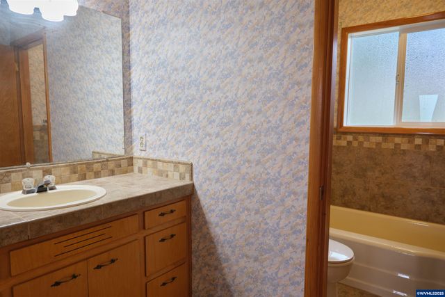 1992 Summit Av NW, Salem, OR 97304