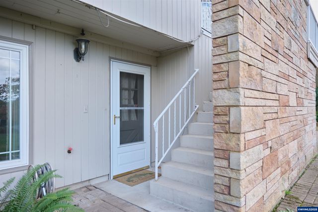 1992 Summit Av NW, Salem, OR 97304