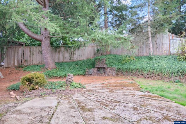 1992 Summit Av NW, Salem, OR 97304