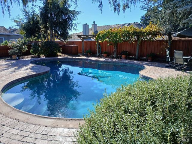 6133 Tamara Ln, Windsor, CA 95492