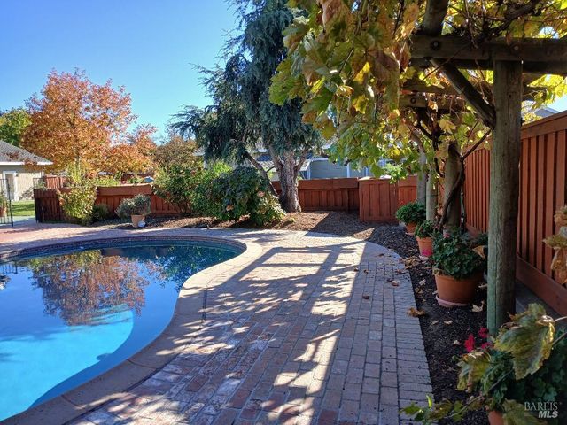 6133 Tamara Ln, Windsor, CA 95492