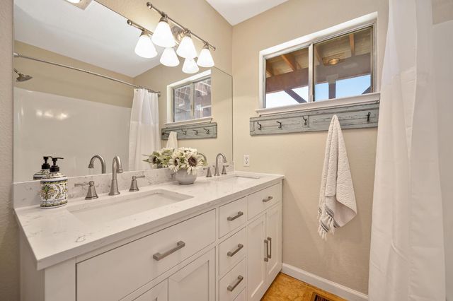 23100 Sunset Ridge Dr, Auburn, CA 95602