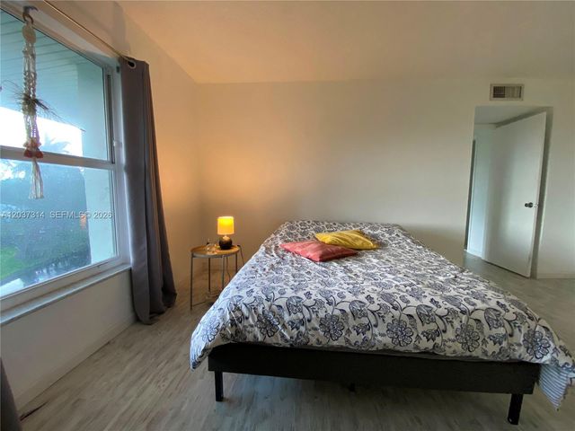 605 S Pine Island Road 404A, Plantation, FL 33324