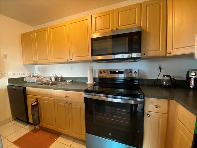 605 S Pine Island Road 404A, Plantation, FL 33324