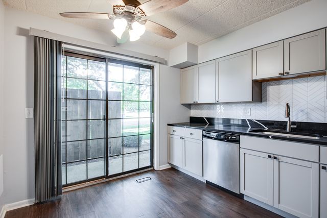 1486 W Jefferson Avenue D, Naperville, IL 60540