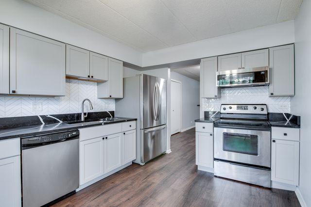 1486 W Jefferson Avenue D, Naperville, IL 60540