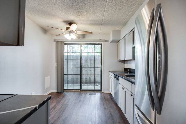 1486 W Jefferson Avenue D, Naperville, IL 60540
