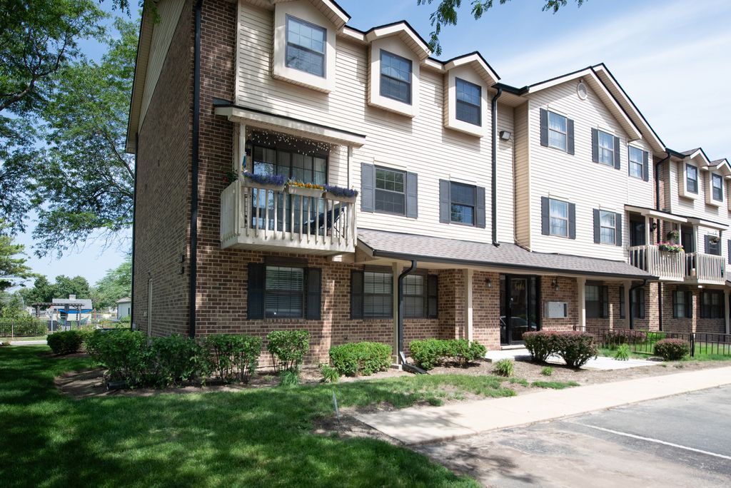 1486 W Jefferson Avenue D, Naperville, IL 60540