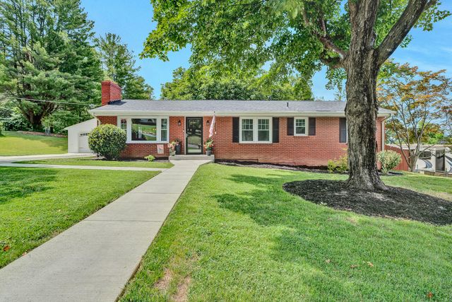 5743 Pine Acres LN, Roanoke, VA 24018