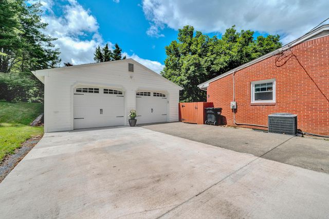 5743 Pine Acres LN, Roanoke, VA 24018