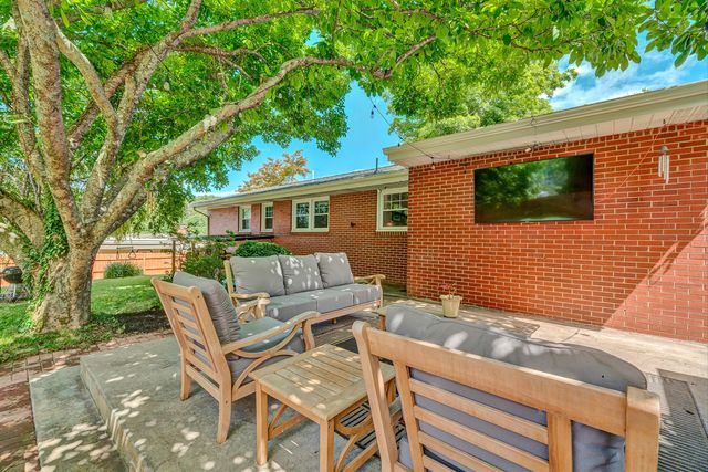 5743 Pine Acres LN, Roanoke, VA 24018