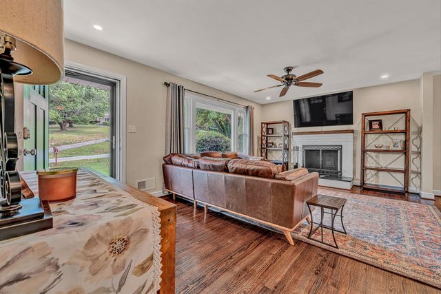 5743 Pine Acres LN, Roanoke, VA 24018