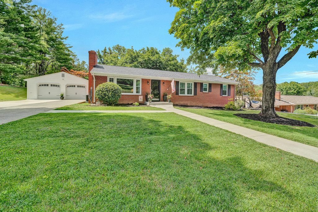 5743 Pine Acres LN, Roanoke, VA 24018