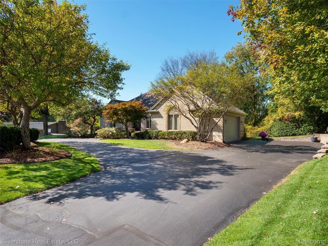 3439 Aquarious Circle, Oakland Charter Township, MI 48363