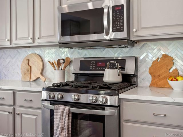 3439 Aquarious Circle, Oakland Charter Township, MI 48363