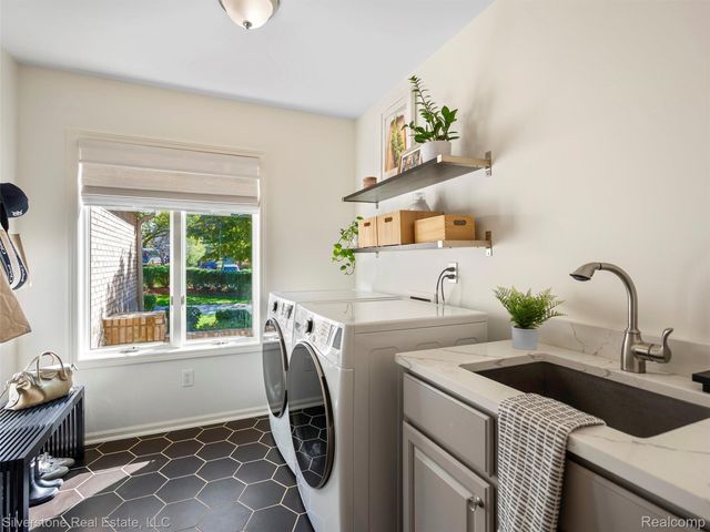 3439 Aquarious Circle, Oakland Charter Township, MI 48363