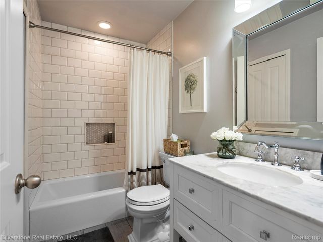 3439 Aquarious Circle, Oakland Charter Township, MI 48363