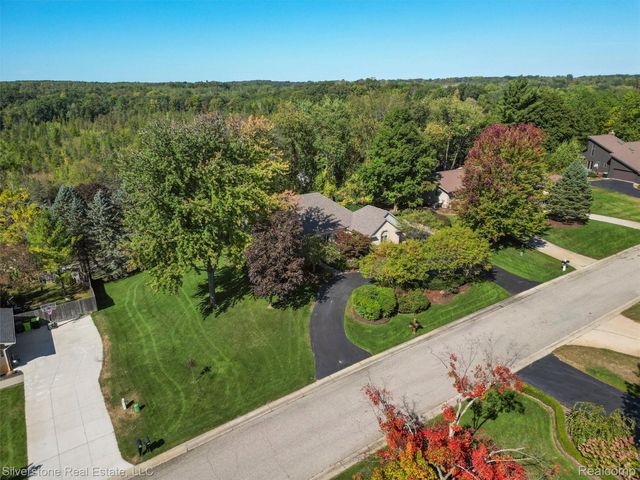 3439 Aquarious Circle, Oakland Charter Township, MI 48363