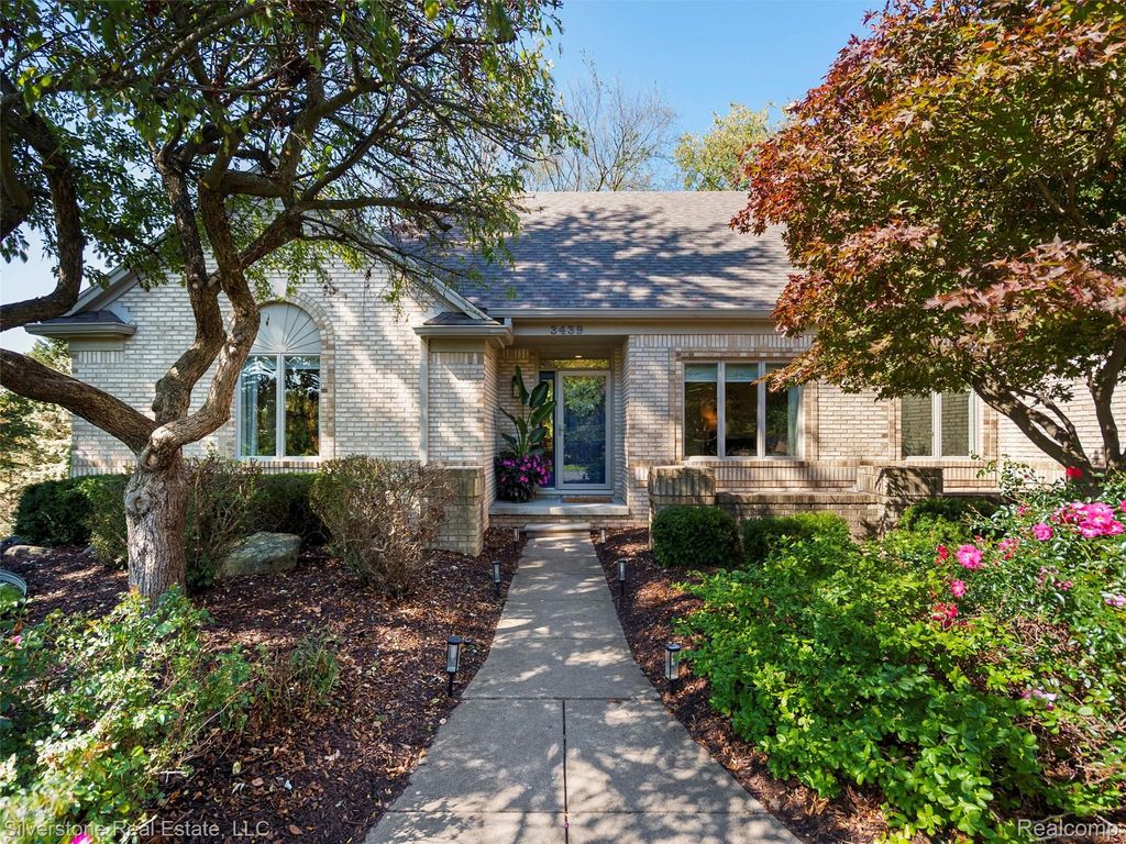 3439 Aquarious Circle, Oakland Charter Township, MI 48363