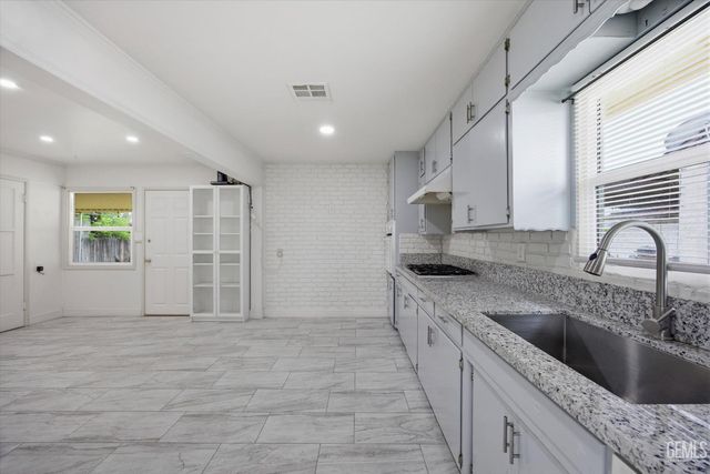 340 Oakdale Drive, Bakersfield, CA 93309