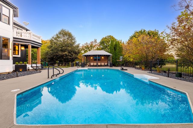 37W993 Heritage Oaks Drive, St. Charles, IL 60175