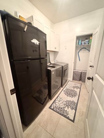 195 LAUREL GLEN DR E, Oakland, TN 38060
