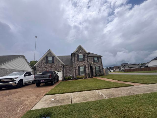 195 LAUREL GLEN DR E, Oakland, TN 38060