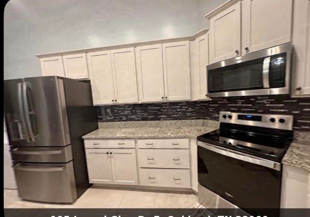 195 LAUREL GLEN DR E, Oakland, TN 38060