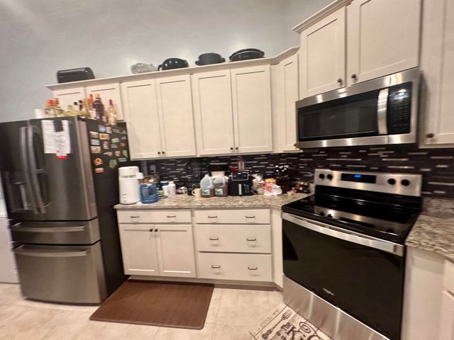 195 LAUREL GLEN DR E, Oakland, TN 38060