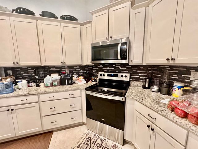 195 LAUREL GLEN DR E, Oakland, TN 38060