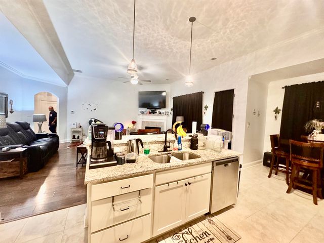 195 LAUREL GLEN DR E, Oakland, TN 38060
