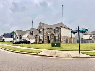 195 LAUREL GLEN DR E, Oakland, TN 38060