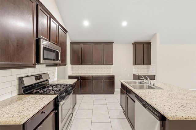 2202 Tannin Trace, Fresno, TX 77545