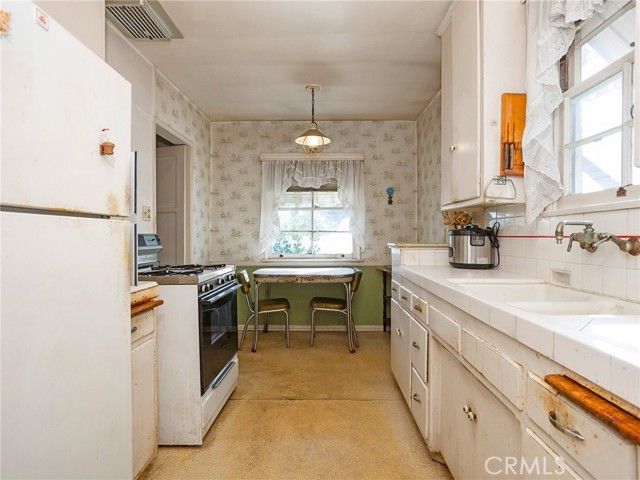 13607 Huston Street, Sherman Oaks, CA 91423