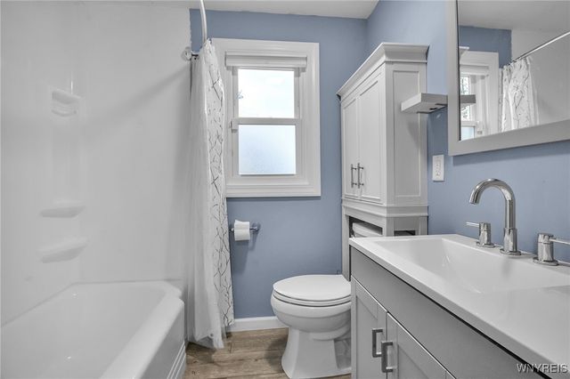 27 South Irwinwood Road, Lancaster, NY 14086